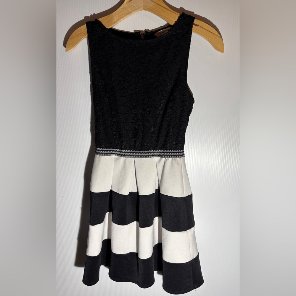 Black and White Sleeveless Dress girls XS